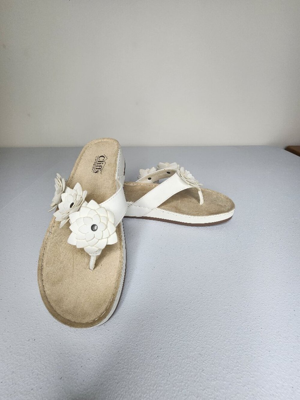 Cliffs by White Mountain Floral detail Thong Sandals Hot Spot White 8.5